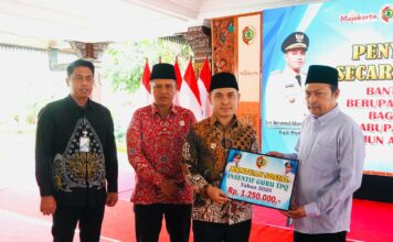 Pemberian insentif guru TPQ oleh Bupati Mojokerto Muhammad Al Barra.