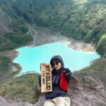 wisatawan saat berswafoto di puncak gunung Kelud. Istimewa