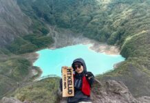 wisatawan saat berswafoto di puncak gunung Kelud. Istimewa