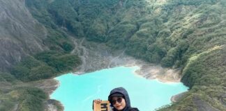 wisatawan saat berswafoto di puncak gunung Kelud. Istimewa
