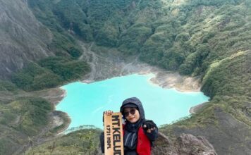 wisatawan saat berswafoto di puncak gunung Kelud. Istimewa