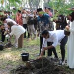 Calon pengantin di Jombang saat menanam bibit di taman kebon ratu keplak sari Jombang./bongkah.id/Karimatul Maslahah/