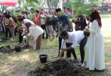 Calon pengantin di Jombang saat menanam bibit di taman kebon ratu keplak sari Jombang./bongkah.id/Karimatul Maslahah/