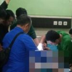 proses evakuasi pelepasan paralon dari kemaluan seorang kakek di Ngawi./istimewa/