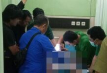 proses evakuasi pelepasan paralon dari kemaluan seorang kakek di Ngawi./istimewa/