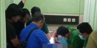 proses evakuasi pelepasan paralon dari kemaluan seorang kakek di Ngawi./istimewa/