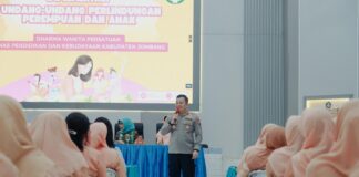 Kapolres Jombang AKBP Ardi Kurniawan memberikan materi Implementasi Undang-Undang Perlindungan Perempuan dan Anak yang digelar Sabtu (17/5/2025). Bongkah.id/Karimatul Maslahah/