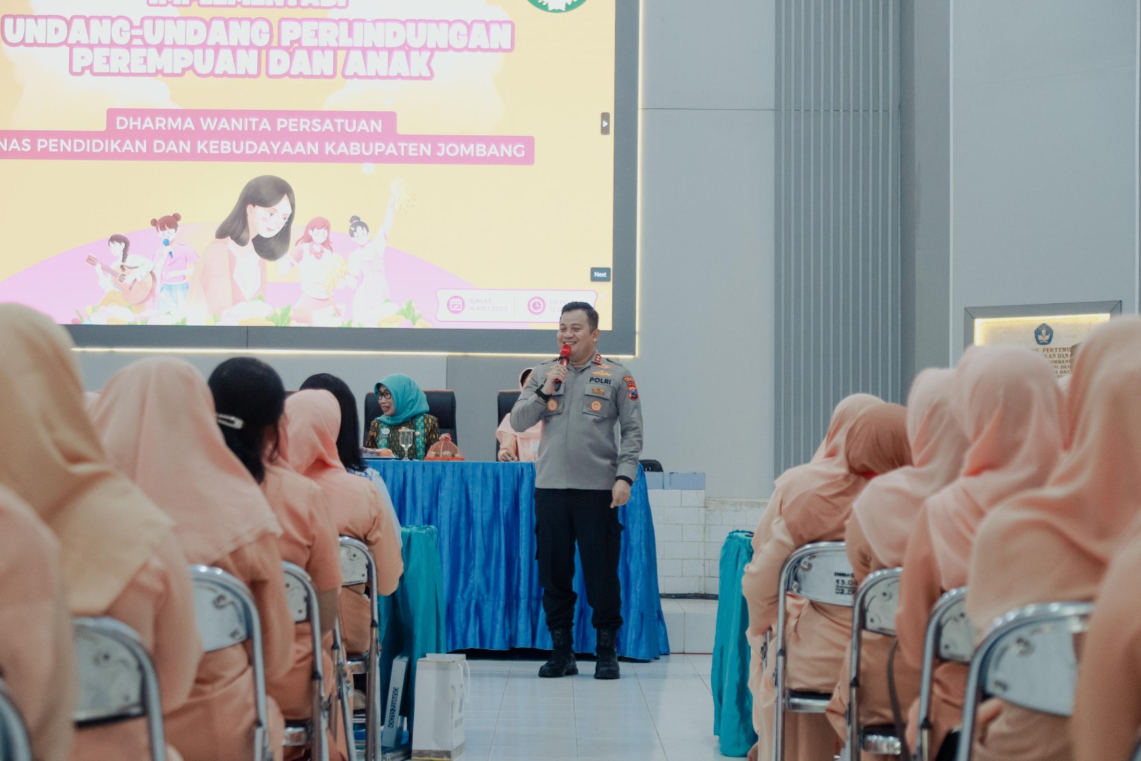 1000759656 Kapolres Jombang AKBP Ardi Kurniawan memberikan materi Implementasi Undang-Undang Perlindungan Perempuan dan Anak yang digelar Sabtu (17/5/2025). Bongkah.id/Karimatul Maslahah/