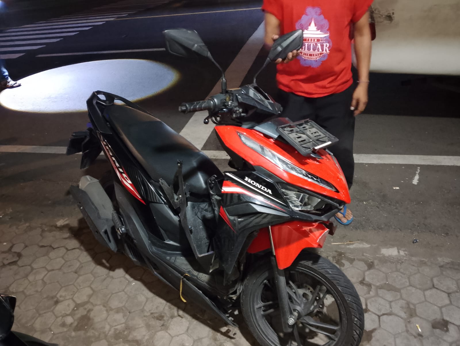 1000760831 motor korban usai terlibat lakalantas di jalan raya Desa Kademangan, Mojoaagung, Jombang./bongkah.id/Karimatul Maslahah/