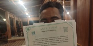 Abdul Roziq (49) menunjukkan akta cerai yang diduga menggunakan domisili gaib. Bongkah.id/Karimatul Maslahah/
