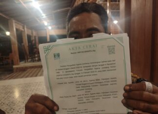 Abdul Roziq (49) menunjukkan akta cerai yang diduga menggunakan domisili gaib. Bongkah.id/Karimatul Maslahah/