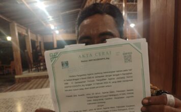 Abdul Roziq (49) menunjukkan akta cerai yang diduga menggunakan domisili gaib. Bongkah.id/Karimatul Maslahah/