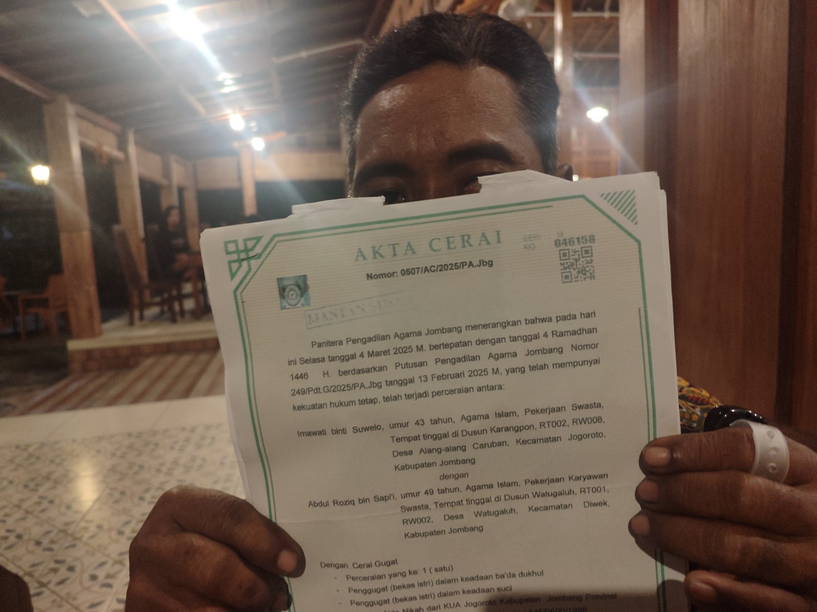 1000762767 Abdul Roziq (49) menunjukkan akta cerai yang diduga menggunakan domisili gaib. Bongkah.id/Karimatul Maslahah/
