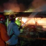 Kebakaran hebat melanda kandang ayam milik PT Satwa Utama Raya di Desa Genukwatu, Kecamatan Ngoro, Kabupaten Jombang, Jawa Timur, Selasa (20/5/2025)