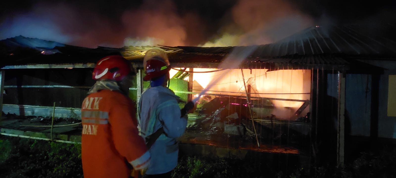 1000764836 Kebakaran hebat melanda kandang ayam milik PT Satwa Utama Raya di Desa Genukwatu, Kecamatan Ngoro, Kabupaten Jombang, Jawa Timur, Selasa (20/5/2025)