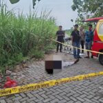 Pria tanpa identitas ditemukan meninggal di tepi jalan raya Peterongan, Jombang, Selasa (20/5/2025). Bongkah.id/Karimatul Maslahah/