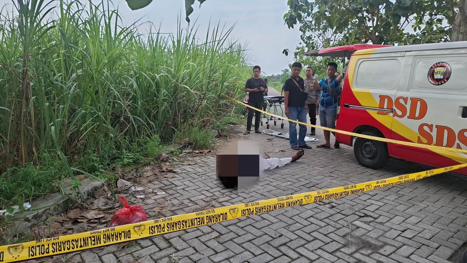 1000765621 Pria tanpa identitas ditemukan meninggal di tepi jalan raya Peterongan, Jombang, Selasa (20/5/2025). Bongkah.id/Karimatul Maslahah/