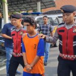 Pelaku rudapaksa inisial AA saat dibawa ke Makopolres jombang./bongkah.id/Karimatul Maslahah/
