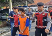 Pelaku rudapaksa inisial AA saat dibawa ke Makopolres jombang./bongkah.id/Karimatul Maslahah/