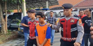 Pelaku rudapaksa inisial AA saat dibawa ke Makopolres jombang./bongkah.id/Karimatul Maslahah/