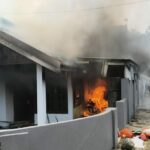 Petugas saat memadamkan api di rumah Sribawati Warga Desa Munduhsewu, Kecamatan Bareng, Jombang./bongkah.id/Karimatul Maslahah/