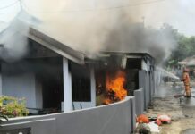 Petugas saat memadamkan api di rumah Sribawati Warga Desa Munduhsewu, Kecamatan Bareng, Jombang./bongkah.id/Karimatul Maslahah/