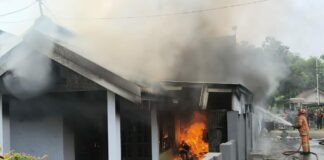 Petugas saat memadamkan api di rumah Sribawati Warga Desa Munduhsewu, Kecamatan Bareng, Jombang./bongkah.id/Karimatul Maslahah/