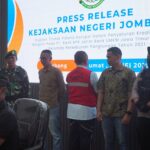 Eks Direktur PD Panglungan Jombang ditetapkan sebagai tersangka dugaan korupsi oleh Kejaksaan Negeri Jombang, Jumat (23/5/2025) malam. Bongkah.id/Karimatul Maslahah/