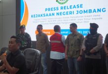 Eks Direktur PD Panglungan Jombang ditetapkan sebagai tersangka dugaan korupsi oleh Kejaksaan Negeri Jombang, Jumat (23/5/2025) malam. Bongkah.id/Karimatul Maslahah/