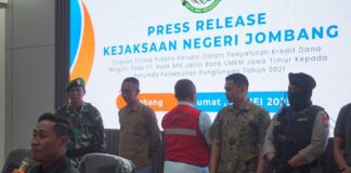 Eks Direktur PD Panglungan Jombang ditetapkan sebagai tersangka dugaan korupsi oleh Kejaksaan Negeri Jombang, Jumat (23/5/2025) malam. Bongkah.id/Karimatul Maslahah/