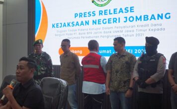 Eks Direktur PD Panglungan Jombang ditetapkan sebagai tersangka dugaan korupsi oleh Kejaksaan Negeri Jombang, Jumat (23/5/2025) malam. Bongkah.id/Karimatul Maslahah/