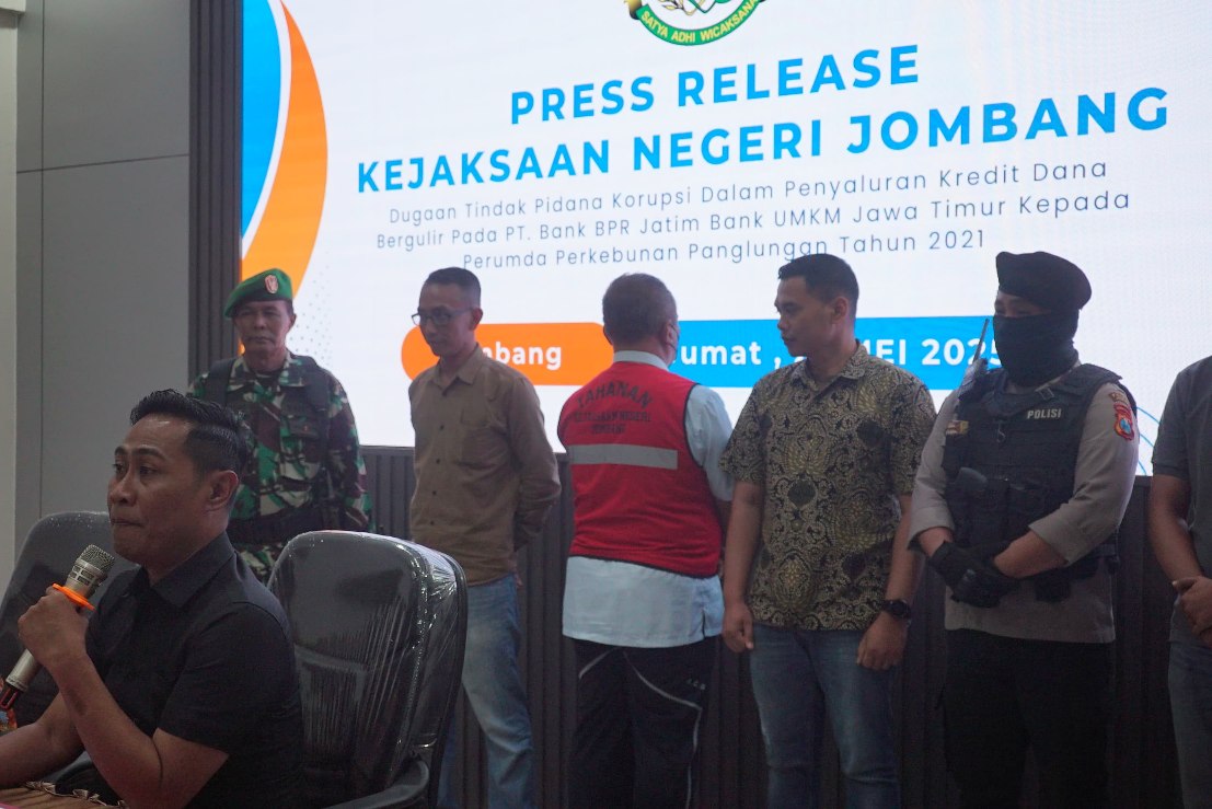 1000771845 Eks Direktur PD Panglungan Jombang ditetapkan sebagai tersangka dugaan korupsi oleh Kejaksaan Negeri Jombang, Jumat (23/5/2025) malam. Bongkah.id/Karimatul Maslahah/