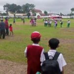 Warga saat melihat helikopter mendarat di lapangan Merah Putih Ngoro, Jombang./bongkah.id/Karimatul Maslahah/