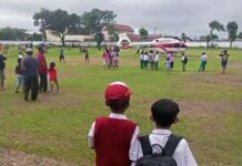 Warga saat melihat helikopter mendarat di lapangan Merah Putih Ngoro, Jombang./bongkah.id/Karimatul Maslahah/