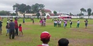 Warga saat melihat helikopter mendarat di lapangan Merah Putih Ngoro, Jombang./bongkah.id/Karimatul Maslahah/