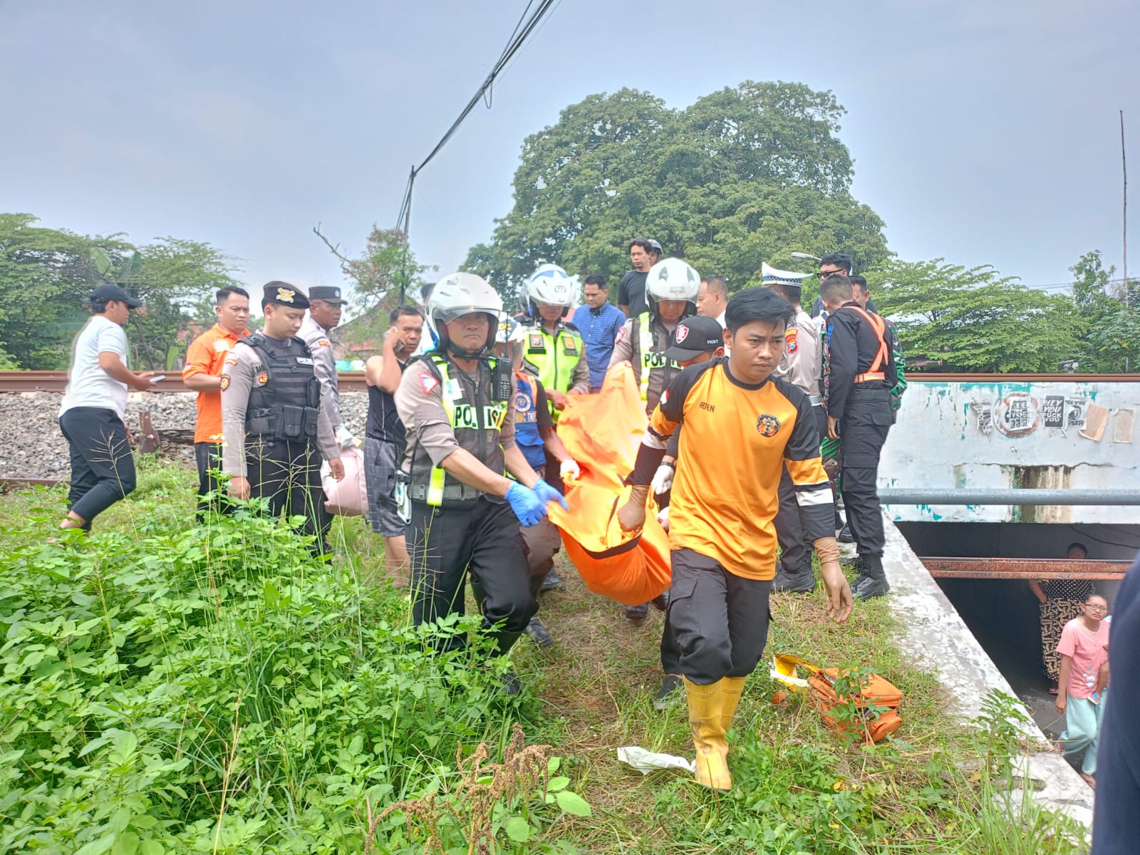 1000779054 Petugas mengevakuasi korban siswi sd di Kota Mojokerto yang meninggal tertabrak KA Sancaka, Selasa (27/5/2025).