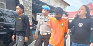 Pria asal Lamongan pelaku perampokan dan pemerkosaan saat diamankan di Mapolresta Mojokerto, Selasa (27/5/2025).Bongkah.id/Joe/