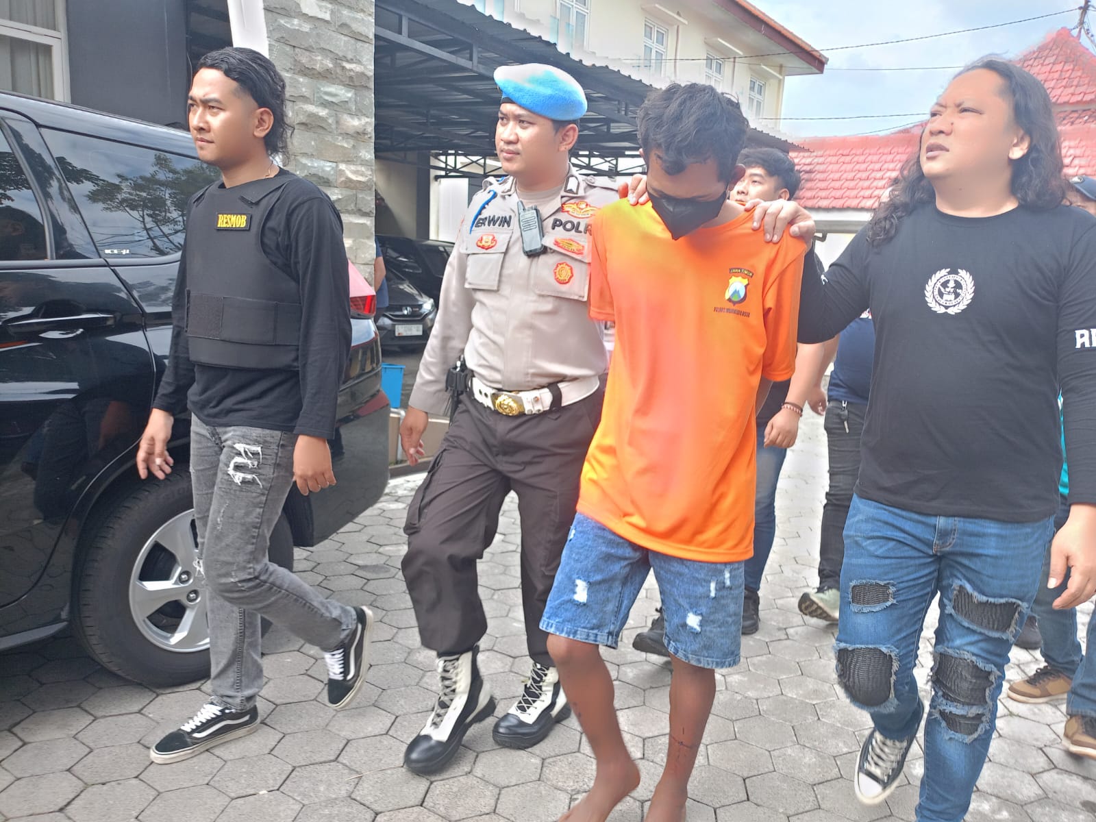 1000779198 Pria asal Lamongan pelaku perampokan dan pemerkosaan saat diamankan di Mapolresta Mojokerto, Selasa (27/5/2025).Bongkah.id/Joe/