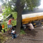 Petugas saat melakukan evakuasi kendaraan yang terlibat lakalantas di jalan raya Desa Gondangmanis, Jombang./bongkah.id/Karimatul Maslahah/