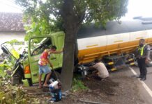 Petugas saat melakukan evakuasi kendaraan yang terlibat lakalantas di jalan raya Desa Gondangmanis, Jombang./bongkah.id/Karimatul Maslahah/