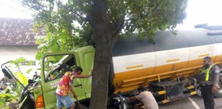 Petugas saat melakukan evakuasi kendaraan yang terlibat lakalantas di jalan raya Desa Gondangmanis, Jombang./bongkah.id/Karimatul Maslahah/