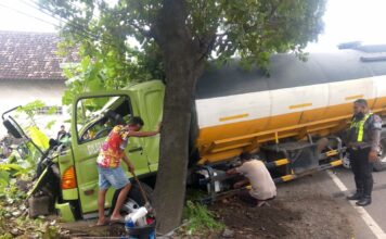 Petugas saat melakukan evakuasi kendaraan yang terlibat lakalantas di jalan raya Desa Gondangmanis, Jombang./bongkah.id/Karimatul Maslahah/
