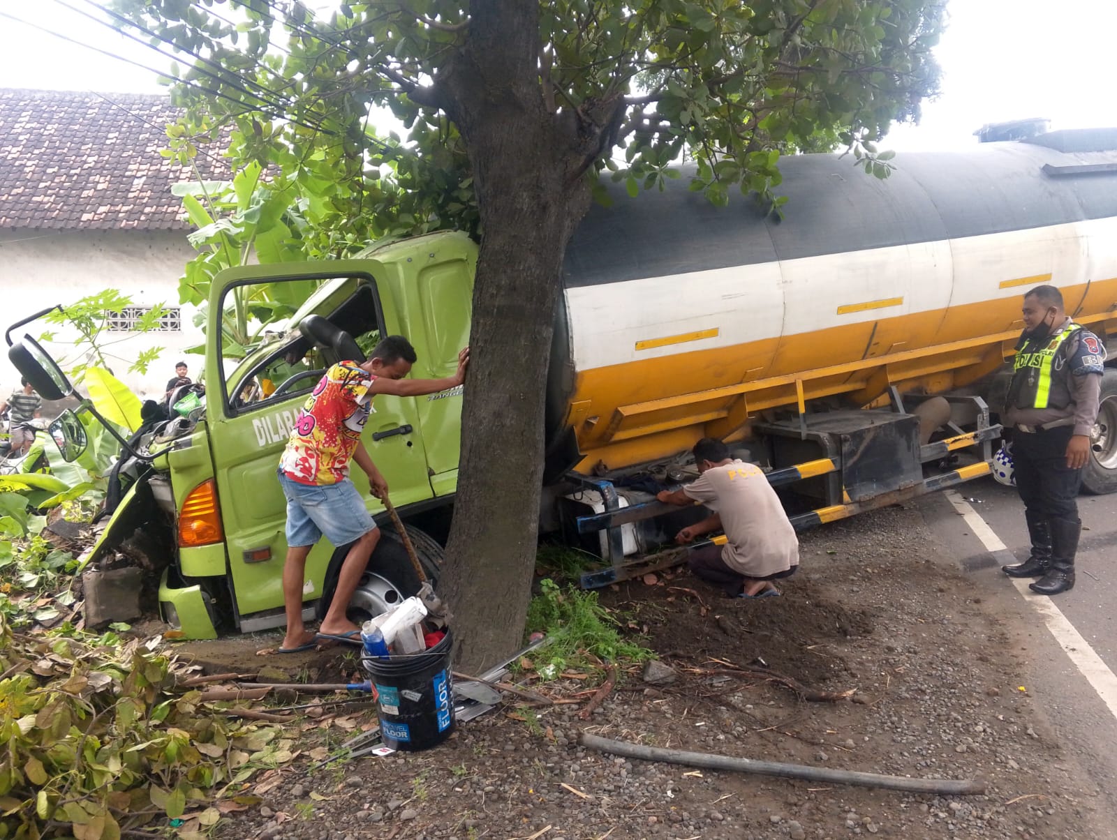 1000780764 Petugas saat melakukan evakuasi kendaraan yang terlibat lakalantas di jalan raya Desa Gondangmanis, Jombang./bongkah.id/Karimatul Maslahah/