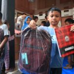 anak desa Kepatihan, Jombang menerima tas dan alat tulis./bongkah.id/Karimatul Maslahah/