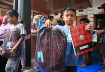 anak desa Kepatihan, Jombang menerima tas dan alat tulis./bongkah.id/Karimatul Maslahah/