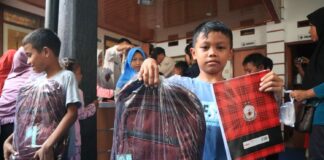 anak desa Kepatihan, Jombang menerima tas dan alat tulis./bongkah.id/Karimatul Maslahah/
