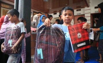 anak desa Kepatihan, Jombang menerima tas dan alat tulis./bongkah.id/Karimatul Maslahah/