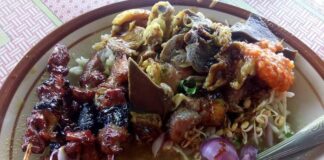 Hidangan nasi becek pojok Nganjuk.