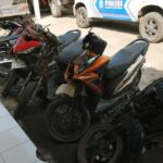 petugas saat melakukan evakuasi kendaraan lakalantas truk tabrak 6 kendaraan motor di Jombang./bongkah.id/Karimatul Maslahah/