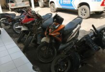 petugas saat melakukan evakuasi kendaraan lakalantas truk tabrak 6 kendaraan motor di Jombang./bongkah.id/Karimatul Maslahah/